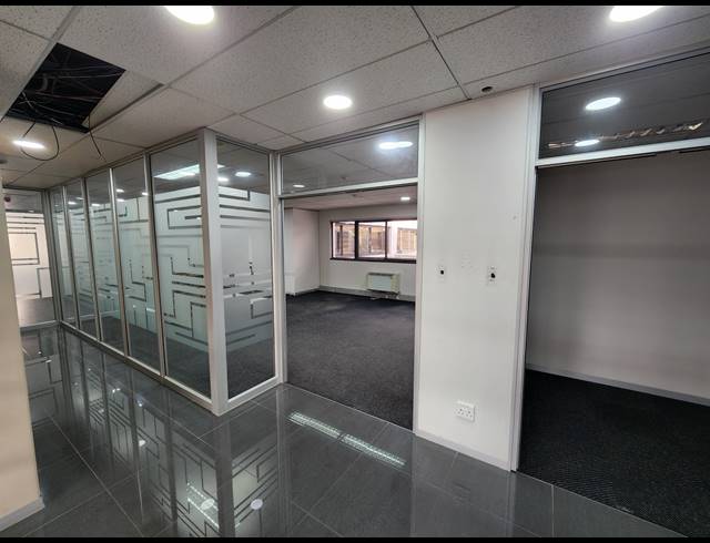 924M² OFFICE TO LET IN PINELANDS